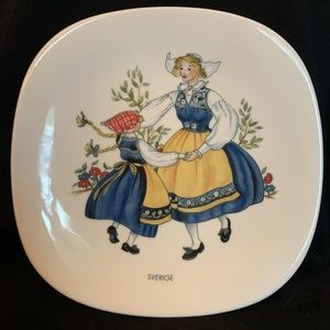 Sverigedrakten The Swedish national costume collectors plate